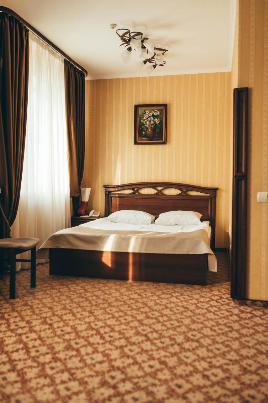 Hotel-Restaurant Lyube Plus Khmelʼnytsʼkyy Dış mekan fotoğraf